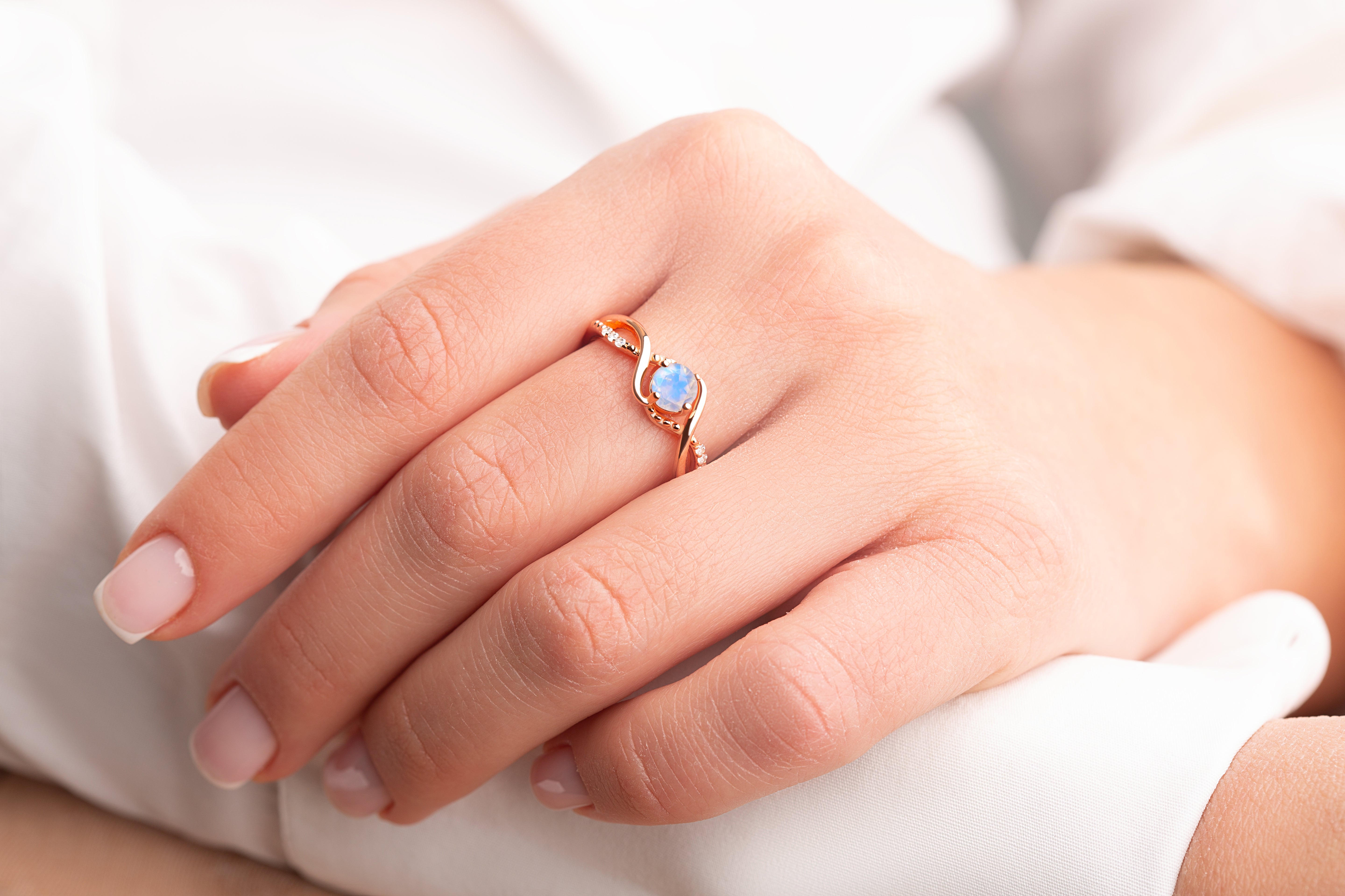 Rose gold vintage Moonstone ring worn by a model, showcasing the ring’s timeless beauty and mystical Moonstone.